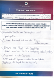 Überdachte Bänke am Skaterpark und Sportgeräte